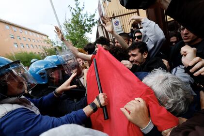 Scontri tra polizia e studenti a Roma. Picchiato un dirigente in commissariato 3