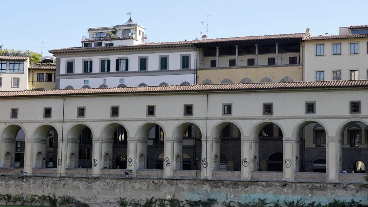 Firenze, imbrattato il Corridoio Vasariano: i vandali sono due turisti tedeschi