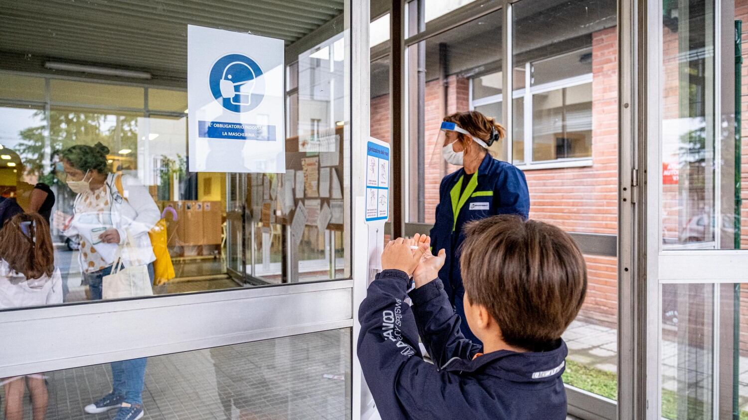 Scuola, kit pungidito per 6mila e unità mobile per i "sospetti"