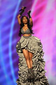 Nicki Minaj, padrona di casa dai mille costumi  1