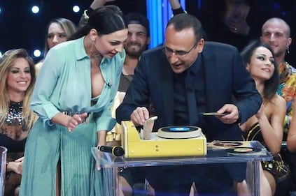 Anna Tatangelo hot, trasparenze a letto 21