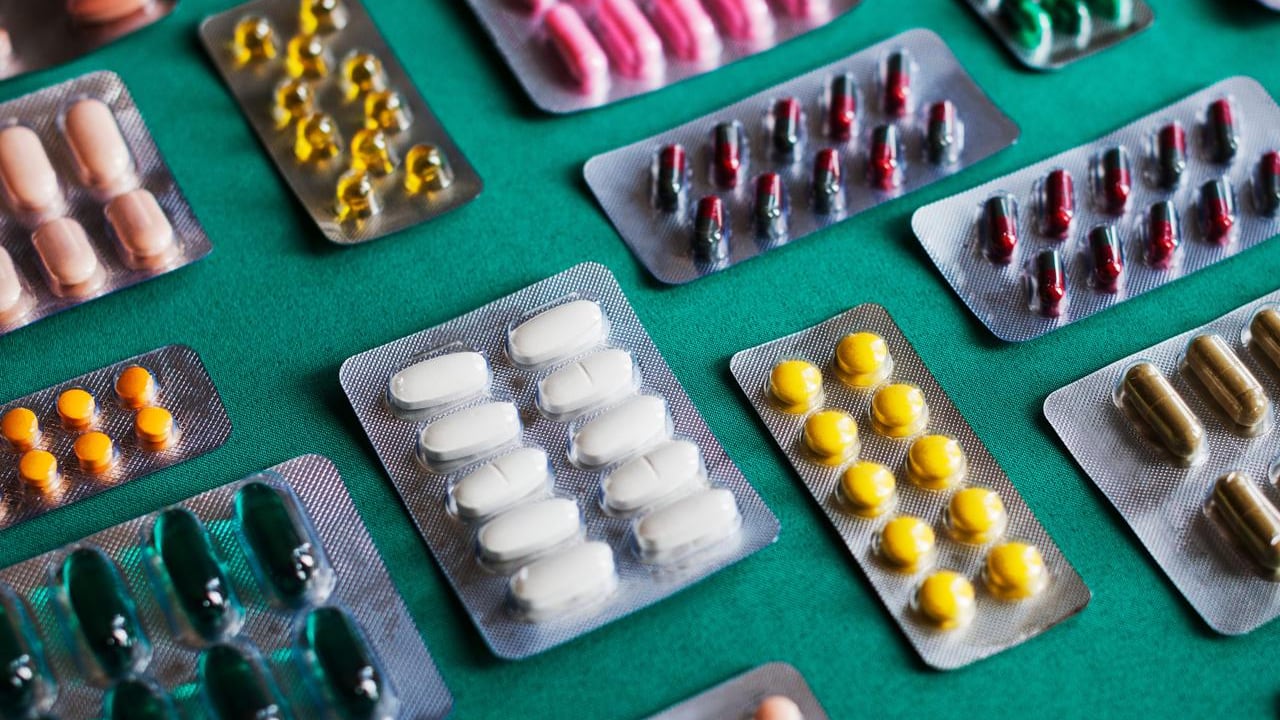 Farmaci in valigia, quali portare con sé in vacanza e come conservarli correttamente