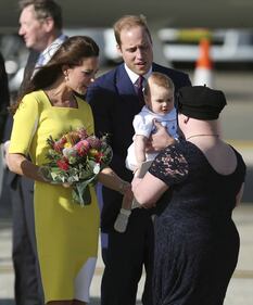 La famiglia reale arriva in Australia: per Kate il vestito è giallo canarino 16