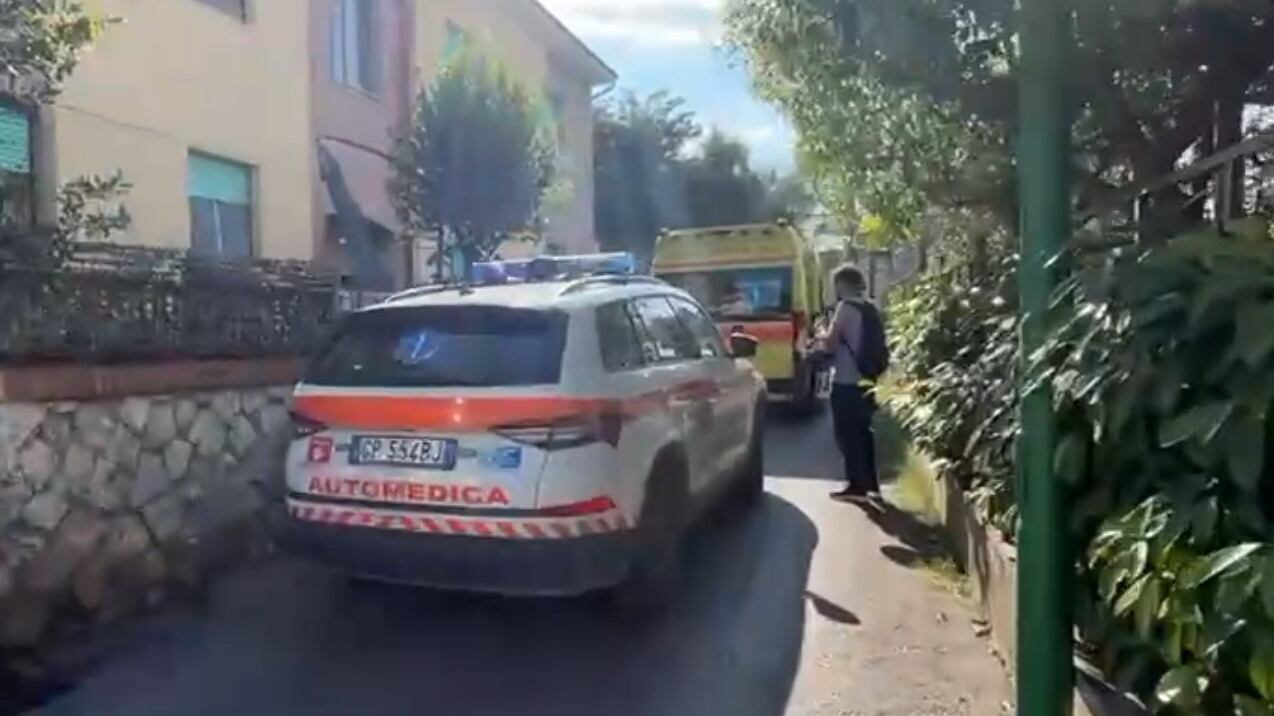 Donna morta a Siena, sparo partito dal fucile del compagno, l'uomo arrestato