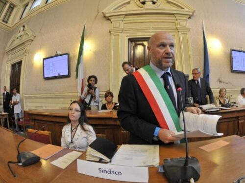 La compagna del sindaco di Livorno Nogarin "assedia" la villa di Grillo