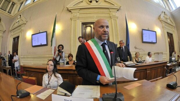 La compagna del sindaco di Livorno Nogarin "assedia" la villa di Grillo