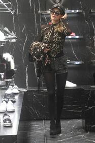 Paris Hilton shopping 14