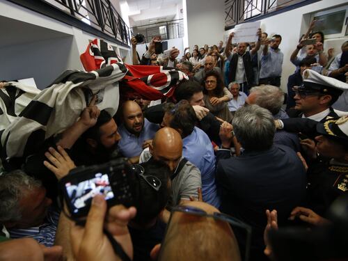 Roma, blitz di Casapound contro Virginia Raggi: "Dimettiti"