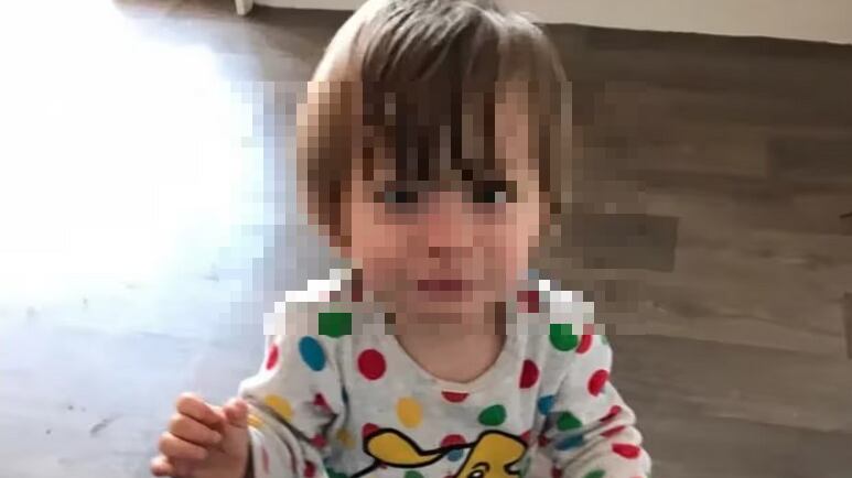 Muore di stenti a due anni sul cadavere del padre
