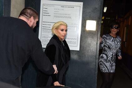Kardashian cambia look: caschetto biondo platino 9