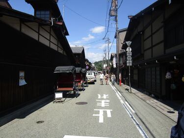 A Takayama, sul ponte dei "mostri" a difesa della tradizione 6