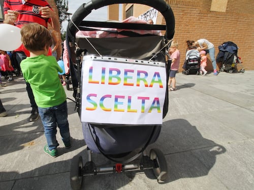 Medico contro i vaccini a procedimento: la protesta delle mamme no-vax