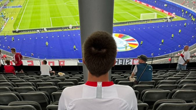 Paga 60 euro per il biglietto e si ritrova dietro a un palo: la reazione del tifoso della Polonia