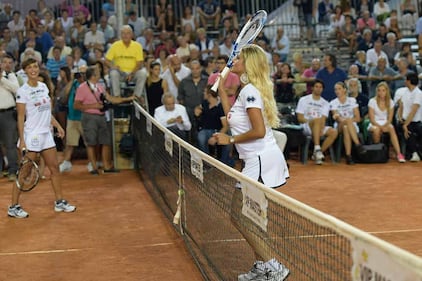 Francesca Cipriani, reggiseno di fuoco 26