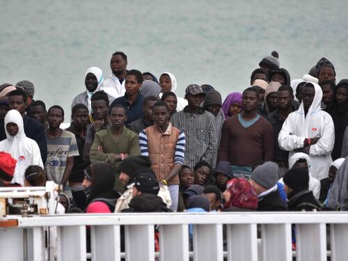 Libia, spunta un accordo bis per bloccare i migranti nel deserto