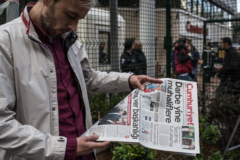 Protesta davanti alla sede di Cumhuriyet 3