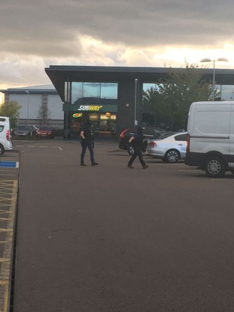 Gran Bretagna, ostaggi in un bowling: l'arrivo della polizia 1