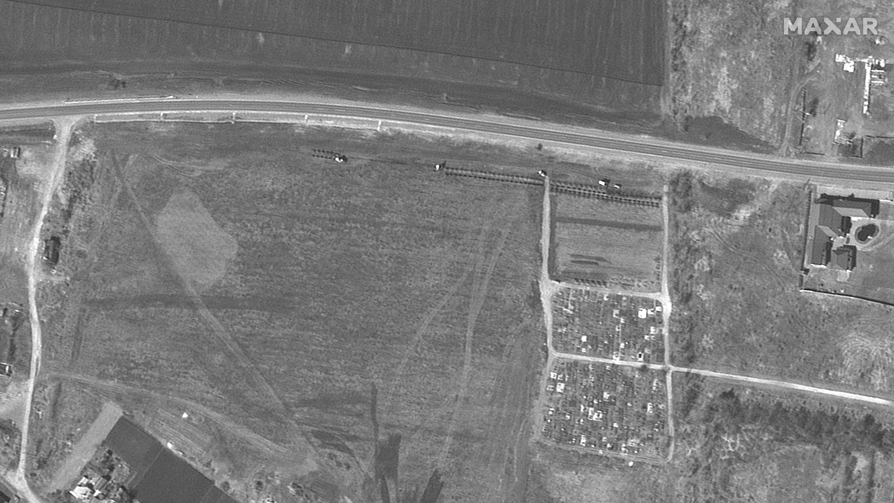 "Sepolti fino a 9mila corpi": le immagini satellitari delle fosse comuni di Mariupol