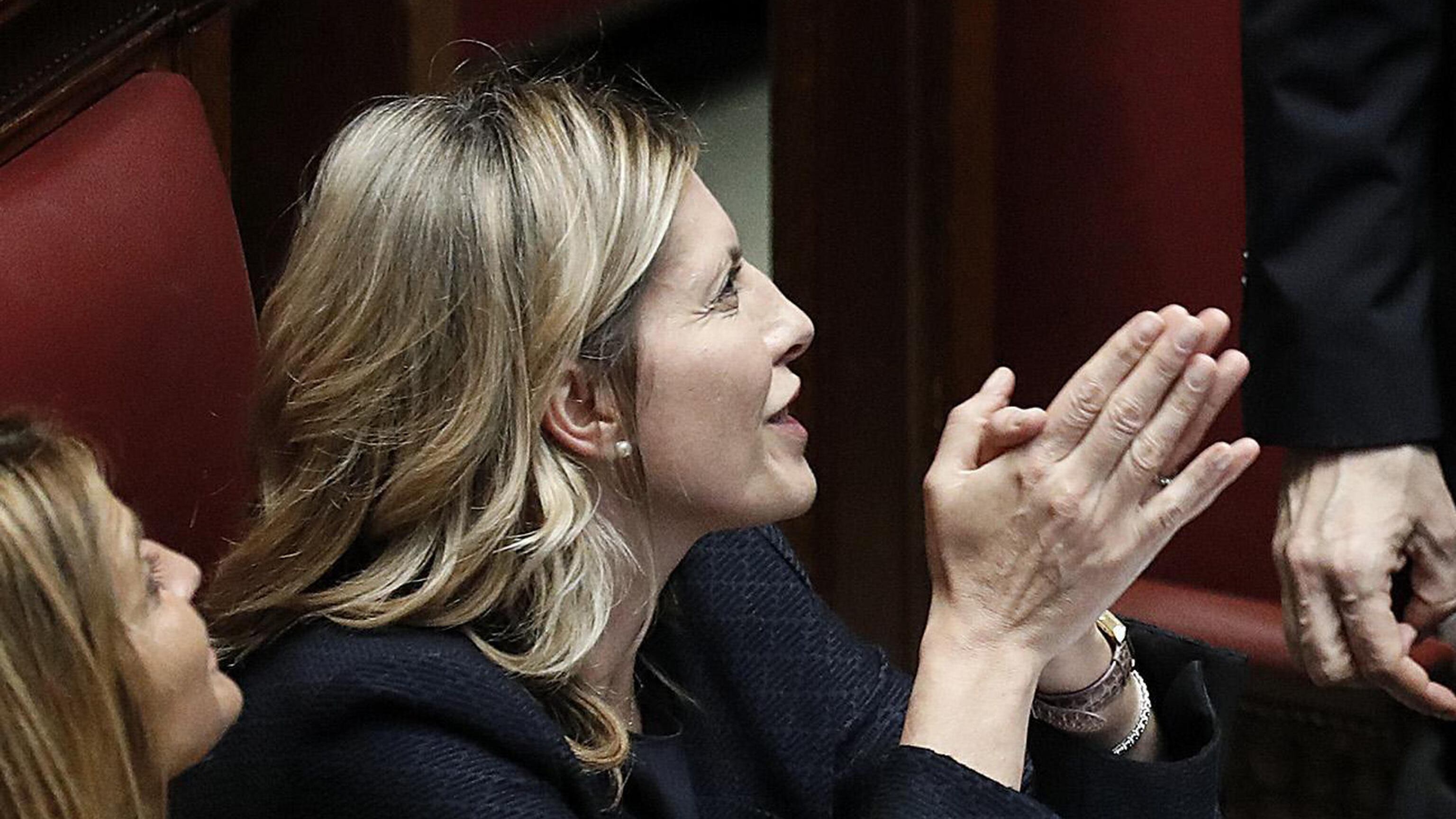 Caso Almasri, il ministero sta con Bartolozzi. Ma la sinistra parte all’assalto: “Dimissioni”