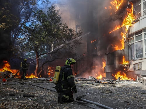 Massiccio attacco russo contro Kiev, danni in diversi quartieri. Il cardinale Zuppi a Mosca per la pace