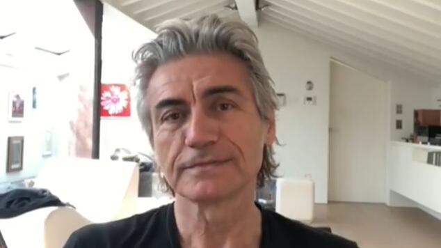 Ligabue rompe il silenzio: "Il bacio gay? Non sono io, se inizio a fumare ve lo dico"