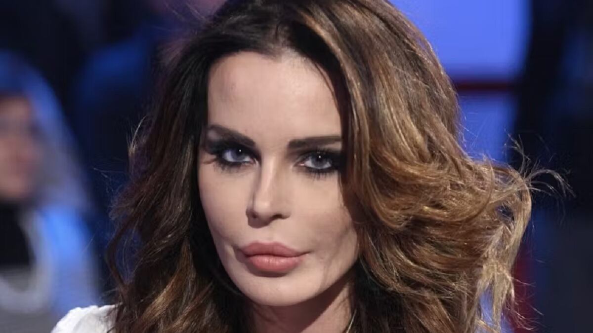 "Nell'ora più buia...". Nina Moric ricoverata in ospedale