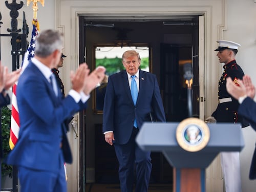 Trump: “Accordo storico sul disarmo completo di Hamas, Israele lascerà Gaza”