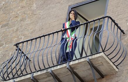 La Raggi si affaccia dal balcone del Campidoglio e si commuove 2