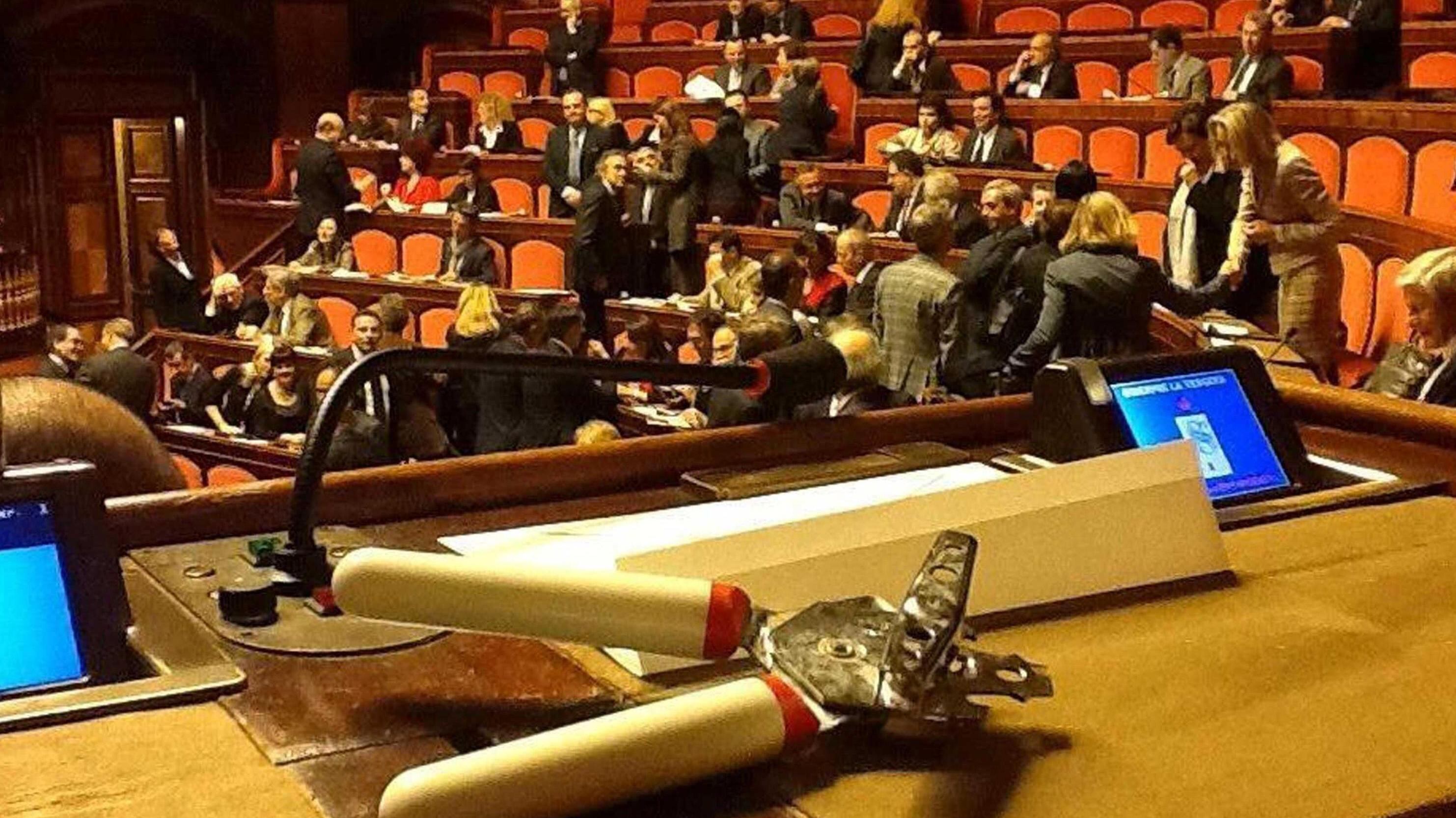 Esordio alle Camere: show e polemichematricole