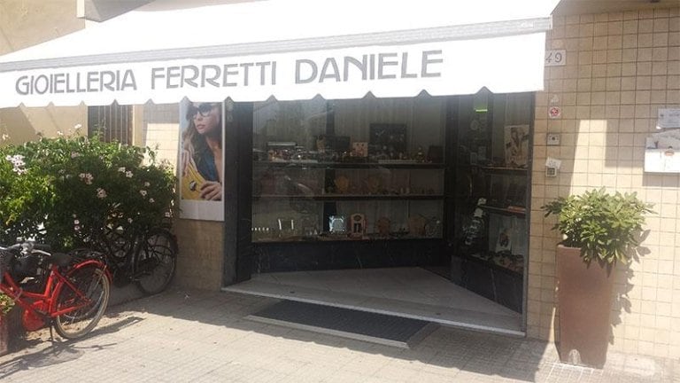 Pisa, gioielliere reagisce a rapina: uccide un bandito, l’altro fugge