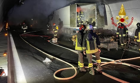 Tir in fiamme nella galleria autostradale: il salvataggio dei Vigili del fuoco 5