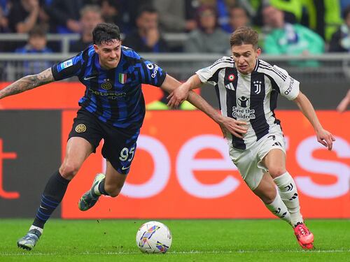 Pazza Inter-Juventus a San Siro: pirotecnico 4-4. Se la ride il Napoli