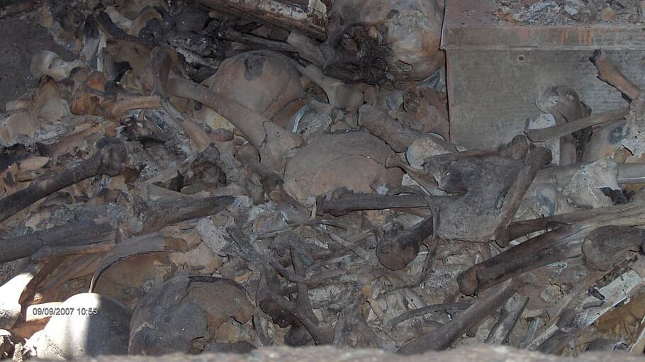 Crollano le nicchie nel cimitero di Poggioreale: le ossa fuori dalle tombe