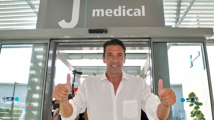 Juventus, visite mediche per Gigi Buffon: l'entusiasmo dei tifosi
