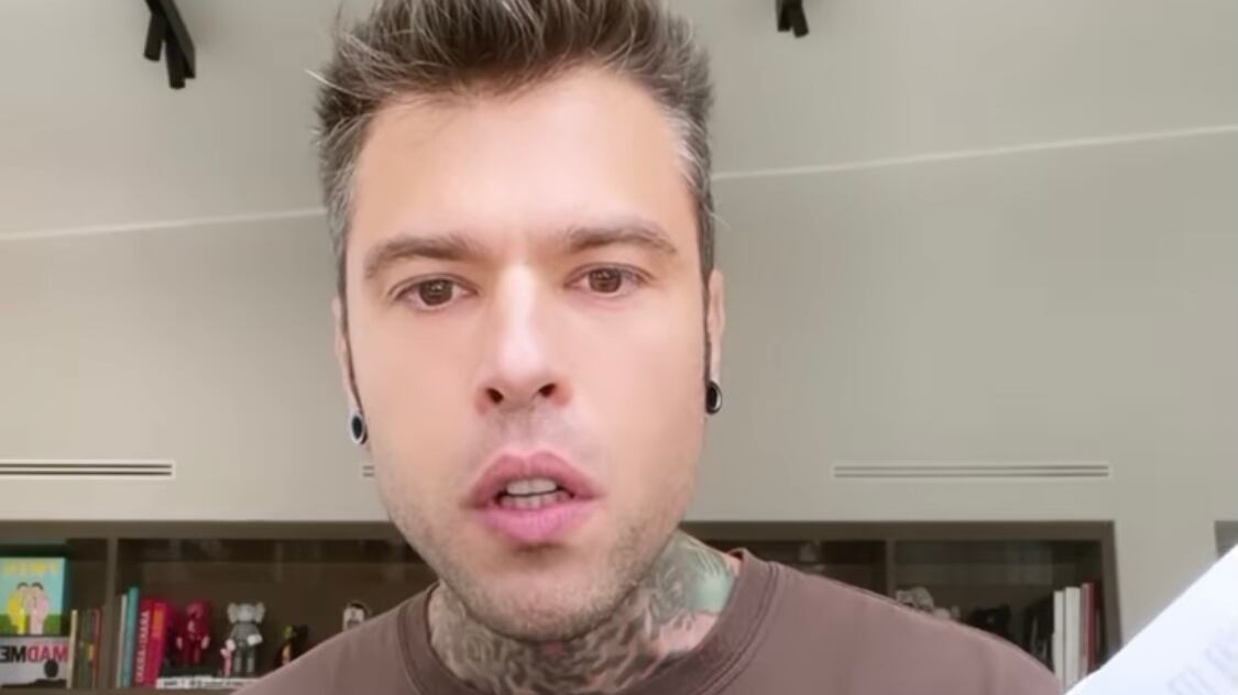"Hip hop? Sembri Bisio con la bandana". Corona attacca ancora Fedez