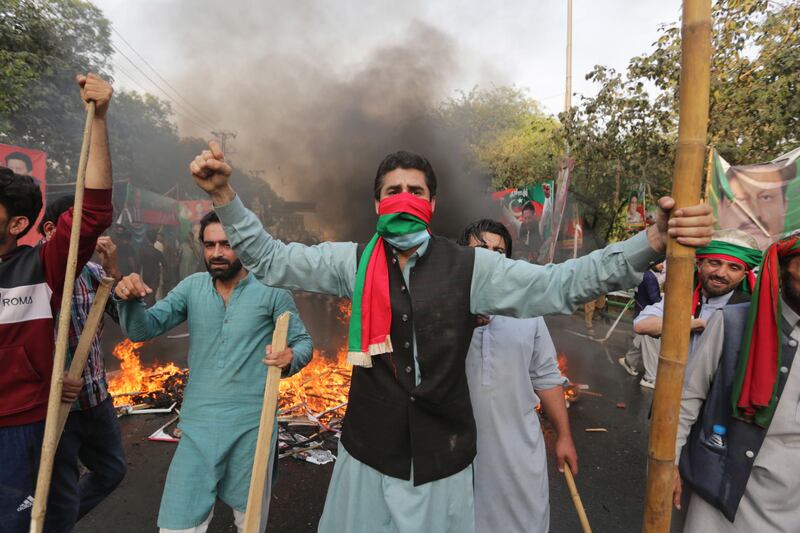 Supporter di Imran Khan protestano contro un suo possibile arresto
