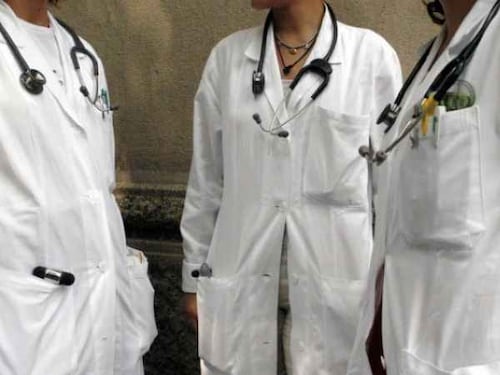 Dottoressa fa sesso col paziente malato: "Altrimenti non ti curo"