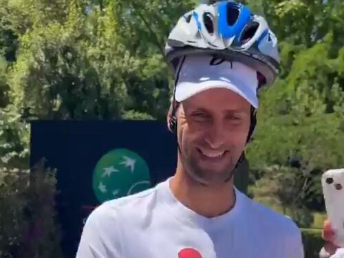 "Col caschetto da ciclista". Djokovic ricompare e scherza dopo il colpo in testa