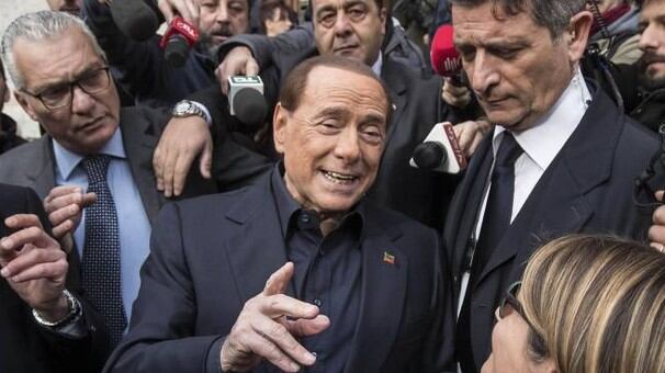Il modulo Berlusconi: coalizione "pentagono" per centrare il 40%