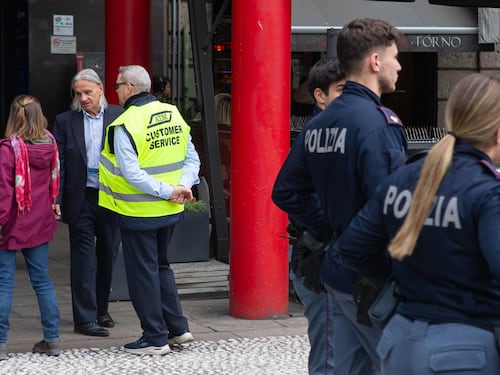 Milano, 82enne scaraventata a terra per una collana da 10mila euro: fermato 41enne marocchino