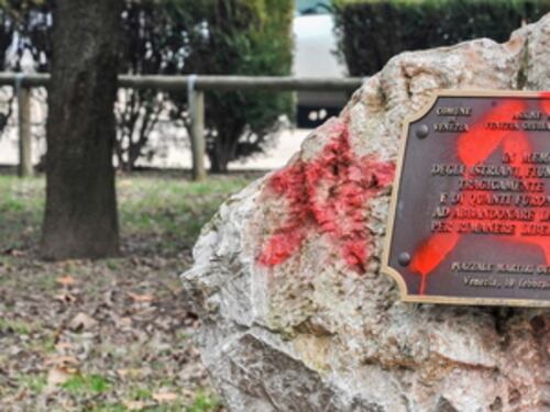 L'oltraggio ai caduti delle foibe: falce e martello sul memoriale