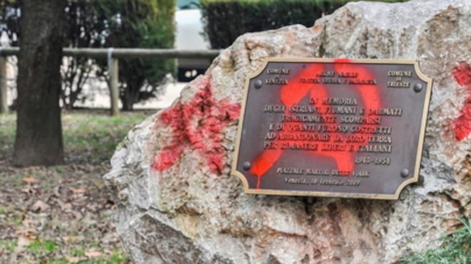 L'oltraggio ai caduti delle foibe: falce e martello sul memoriale