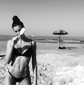 Giulia Calcaterra, topless col cocomero 14