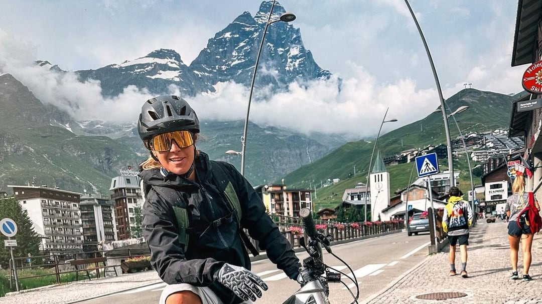 Va forte anche in bici: Sofia Goggia scatenata sul Cervino
