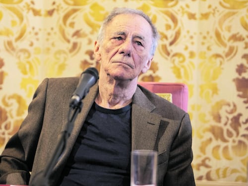 Roberto Vecchioni torna dal vivo, poi l’annuncio: “Per altri mesi non potrò cantare”