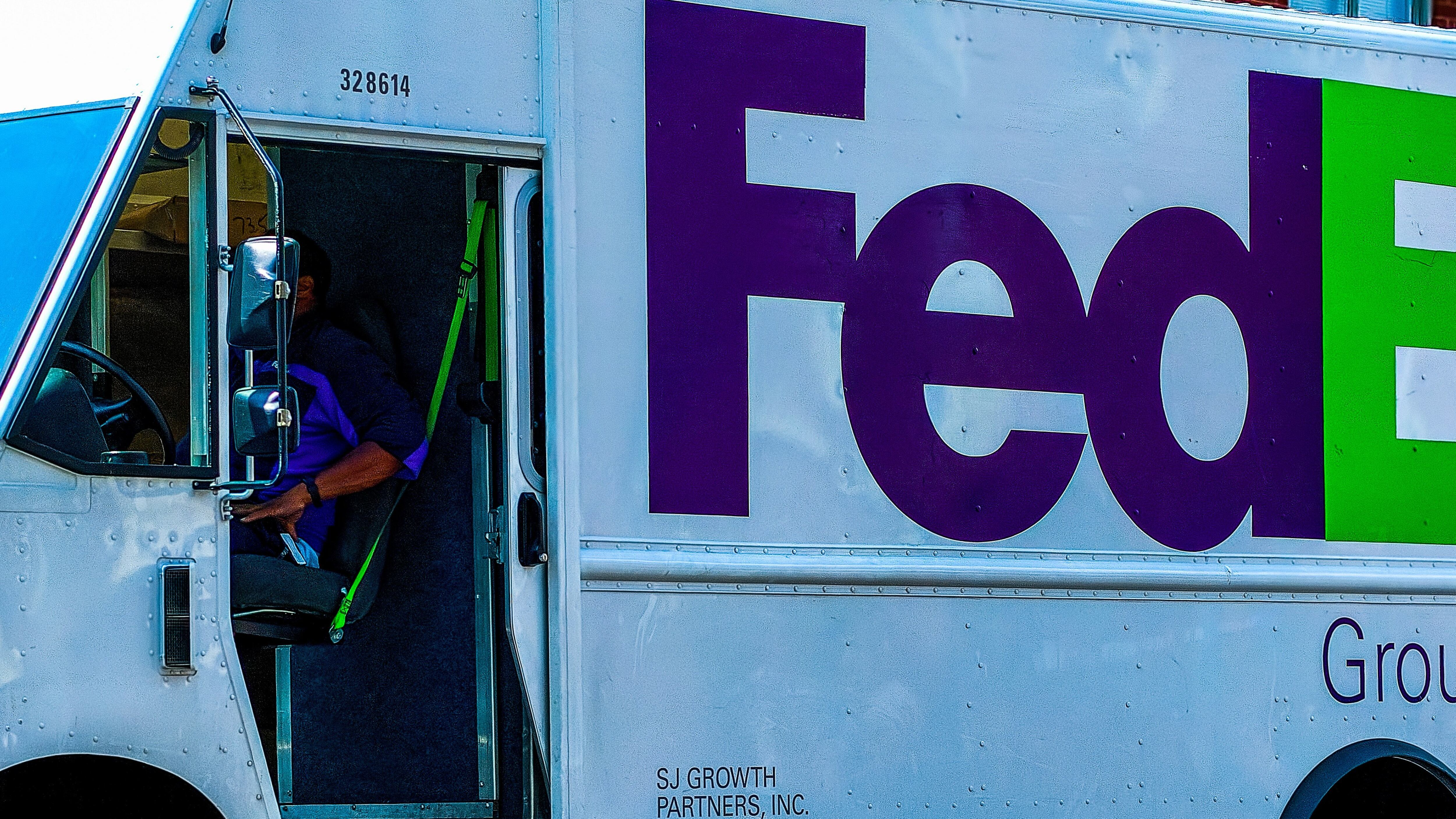 Maxi sequestro a FedEx: "Serbatoio di lavoratori a buon mercato"