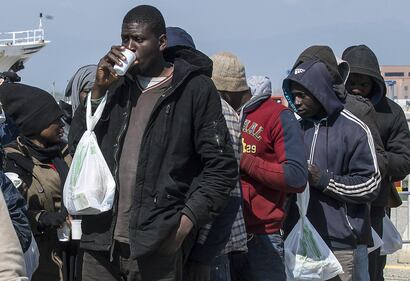 Clandestini sbarcati al porto di Corigliano Calabro 2
