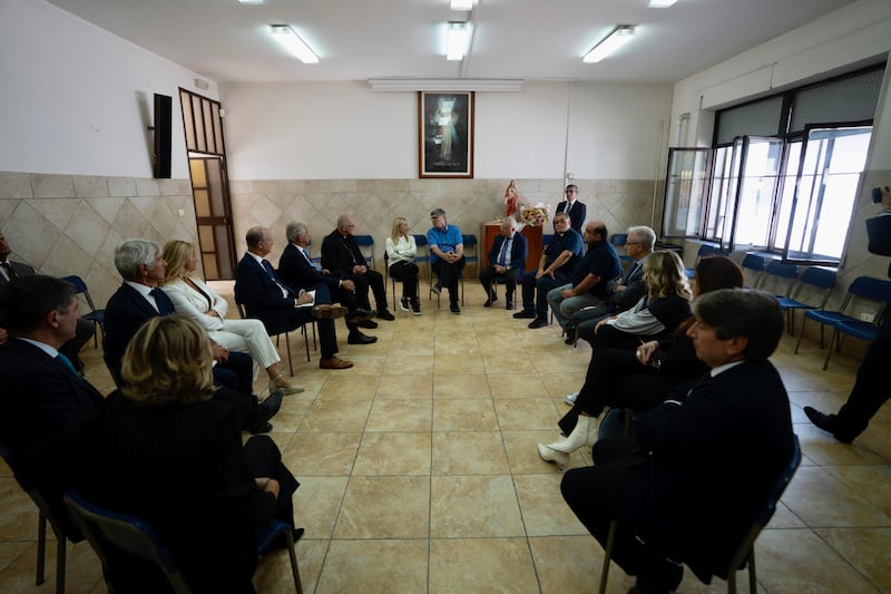 Giorgia Meloni e don Patriciello a Caivano 2