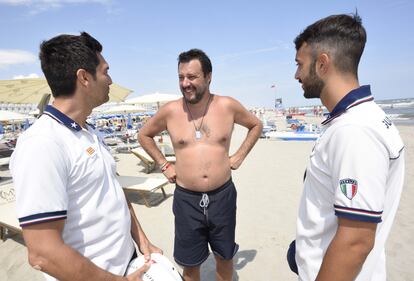 Salvini a Milano Marittima tra la Guardia Costiera, fan e riposo 2