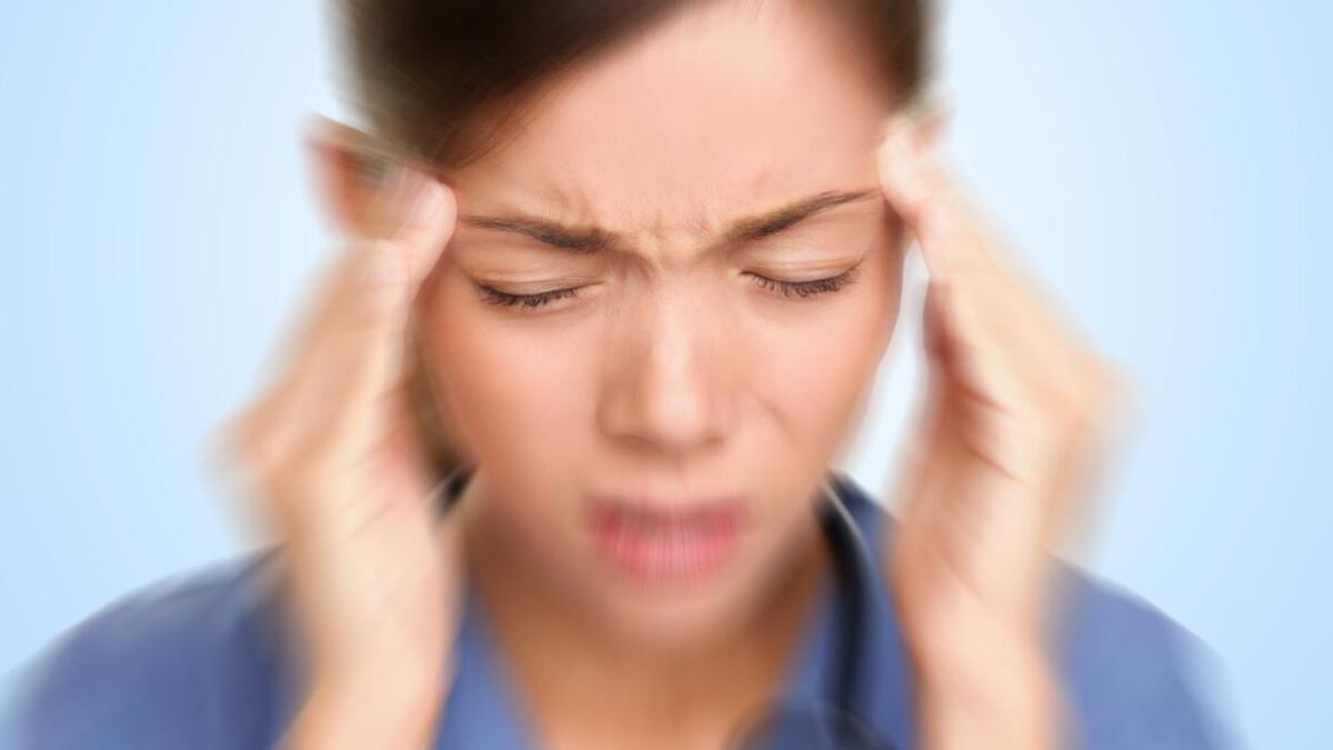L'ultima moda per curare l'emicrania? Il piercing al trago